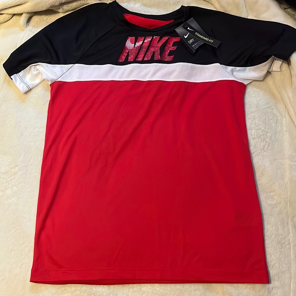 NWT Big boys Nike dri fit t shirt